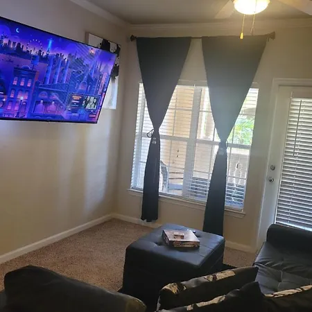 Beautiful 2Bd/1Ba- Pool, Gym, Wifi. Mins From Beach!